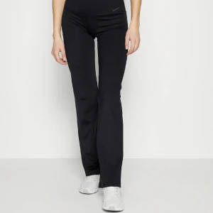 Nike Women Flare/Leggings - Träningsbyxor från nike, utsvängda med ganska hög midja! Jättesköna men jag har tyvärr 2st varav ett par helt oanvända med prislapp kvar som ni ser på andra bilden! Nypris 629kr, pris kan diskuteras vid snabb affär💖