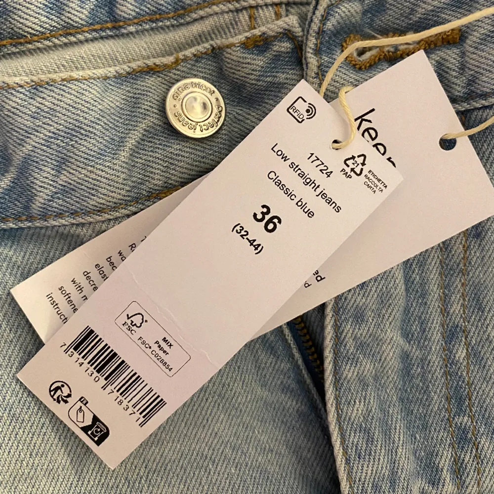 Ett par ljusblå jeans från Gina tricot som är oanvända och har prislappen kvar. Storlek 36. Nypris 499kr. Jeans & Byxor.