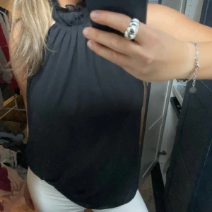 Hm  - Säljer denna as snygga topp från hm , kommer tyvärr inte längre till användning. Skriv för fler bilder eller funderingar💕