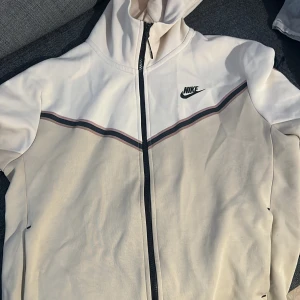 Nike tröja  - Nike tech fleece har använt knapp jätte bra skick