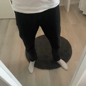 Jeans - Snygga svarta jeans, medium fit. Passar mig som är 178 cm. 