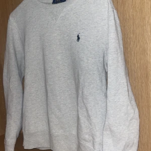 Ralph lauren Crewneck - Grå Ralph lauren Crewneck, passar S