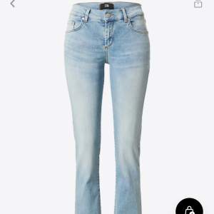 Säljer mina så fina ltb jeans eftersom jag vill köpa ett par andra jeans, ny pris: 915kr mitt pris: 750kr💓 