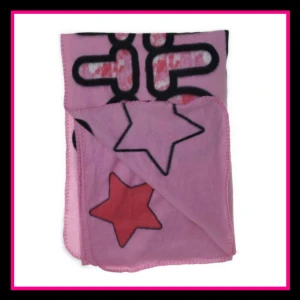 HelloKitty filt🩷 - Intressekoll på min älskade hellokitty filt! Den är formad som en filt men har även ärmar så den kan användas lite som en morgonrock! Super fin och mysig! Skriv gärna vid frågor eller fler bilder!💗