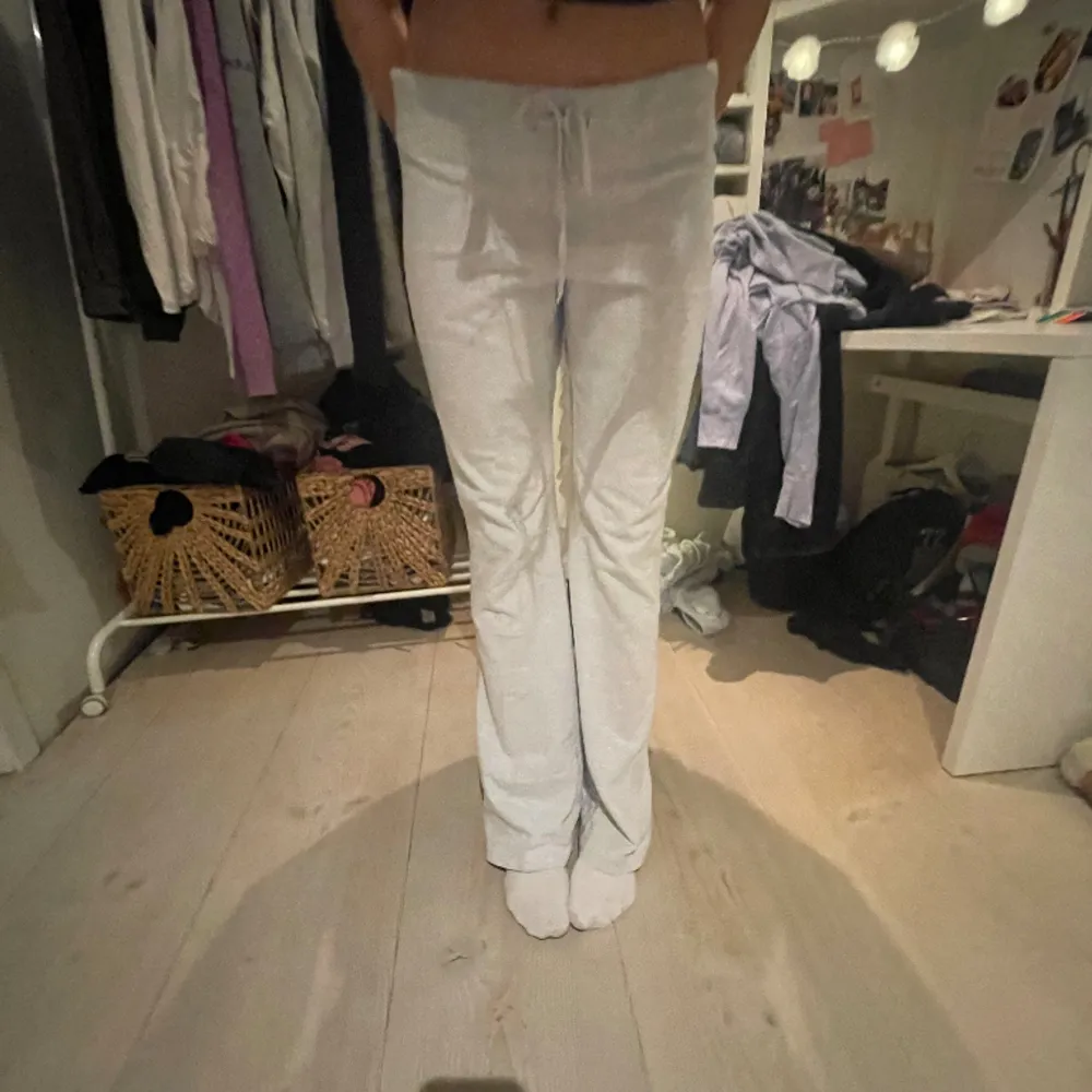 Mjukis byxor från brandy melville väldigt bekväma men har strechts ut i midjan som dom är för stora. Köpte för 500 kr.  Kontakta privat för mer information❤️🙌🏼. Jeans & Byxor.