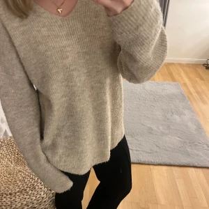 beige stickad - jättefin och skön stickad tröja från vero moda💗 kommer inte till användning längre