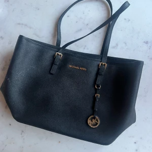Michael Kors väska - Säljer denna Michael kors väska. Funkar som vardagsväska, super snygg. 
