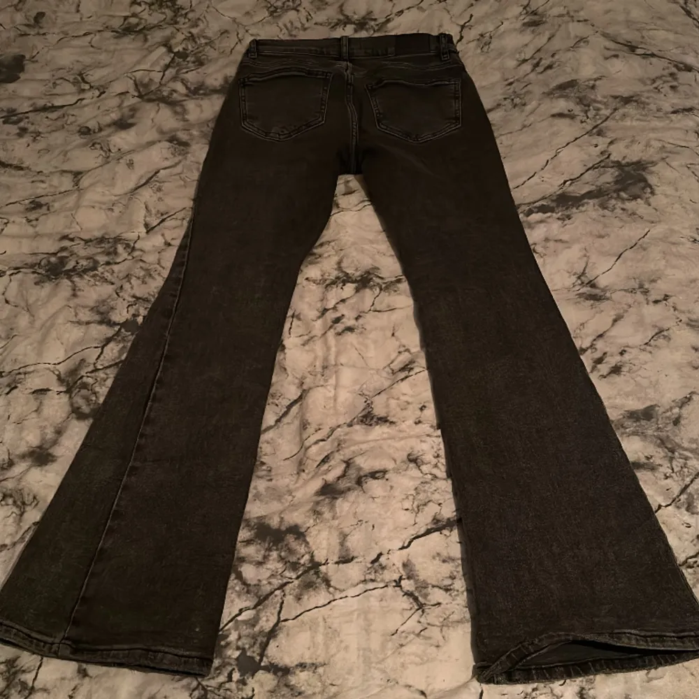 Mörkgråa bootcut jeans från Gina använda flertal gånger så lite slit i byxkanten längst ner pga för långa och lite slit på fickorna dm för fler bilder Köpta för 499:). Jeans & Byxor.