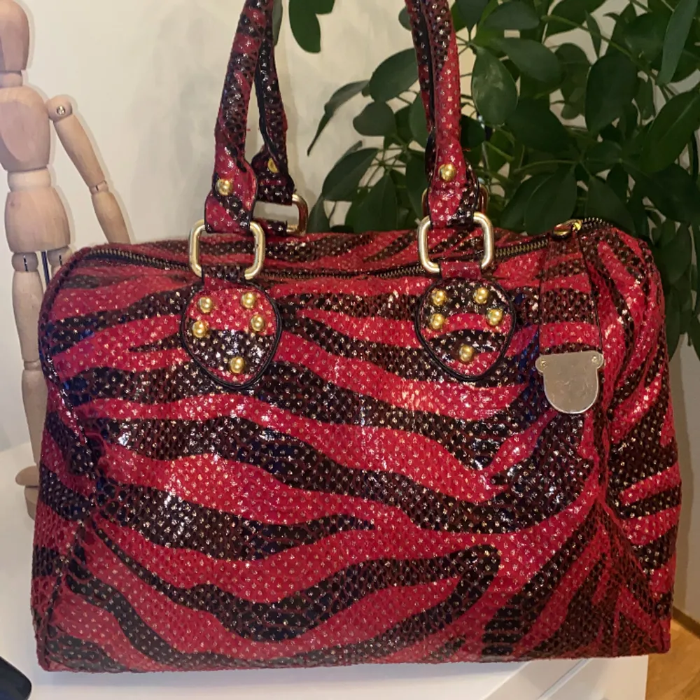 Dröm väska med svart & röd zebra mönster, Det står ingen märke på den då den är köpt i en secondhandbutik i Vietnam💋 ( bild 3 för hur det ser ut inuti). Väskor.
