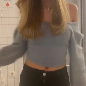 SÖKES! - Någon som vet vart denna tröja kommer ifrån? Letat överallt men hittar den verkligen inte. 