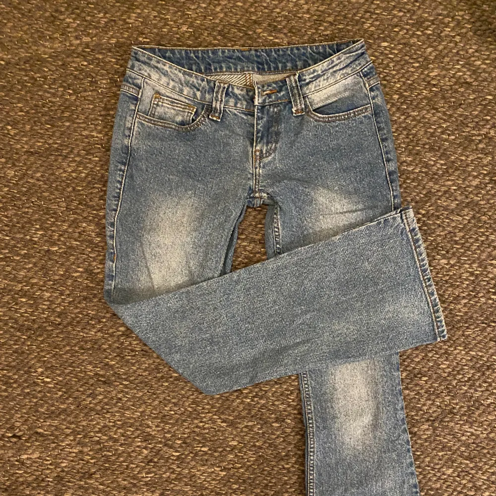Jättefina Kylie jeans från brandy Melville ! Säljer pga att de tyvärr har blivit försmå, de är i jätte bra skick och inte alls använda mycket💞. Jeans & Byxor.