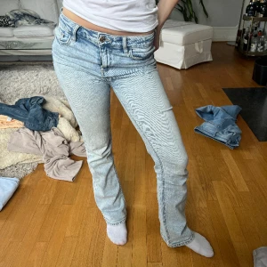 Ljusblåa jeans  - Ljusblåa jeans från Berskka. Sååå snygga! 