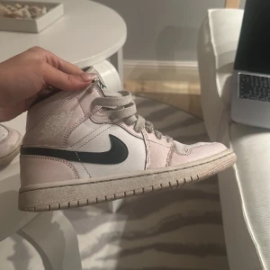 Nike Jordan  - Ljusrosa Nike Jordan 1 mid  Sparsamt använd Nypris ca 2000 kr om jag minns rätt😄