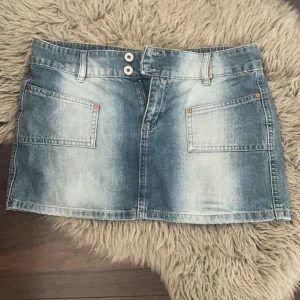 Y2k kjol - Säljer denna supersöta lågmidjade vintage kjol ifrån Gina💋⚡️🪩