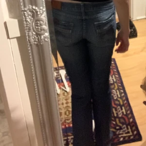 Jeans - Skit snygga jeans ifrån Mustang😻 Midje mått: 81/82💗 De har två hål för att knyta ihop byxorna med snörning men syns självklart inte eftersom de är innanför byxorna💗