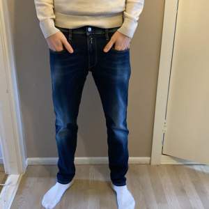 Ett par mörkblå Replay anbas jeans i storlek 31/30