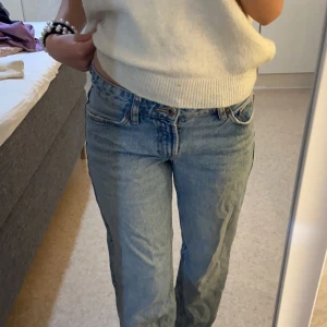 jeans - säljer dessa blåa jenas ifrån zara för att jag inte använder dom längre, dom är lite skrynklig på bilden då jag bara tagit ut dom ur garderoben för att ta bilderna lite snabbt💞