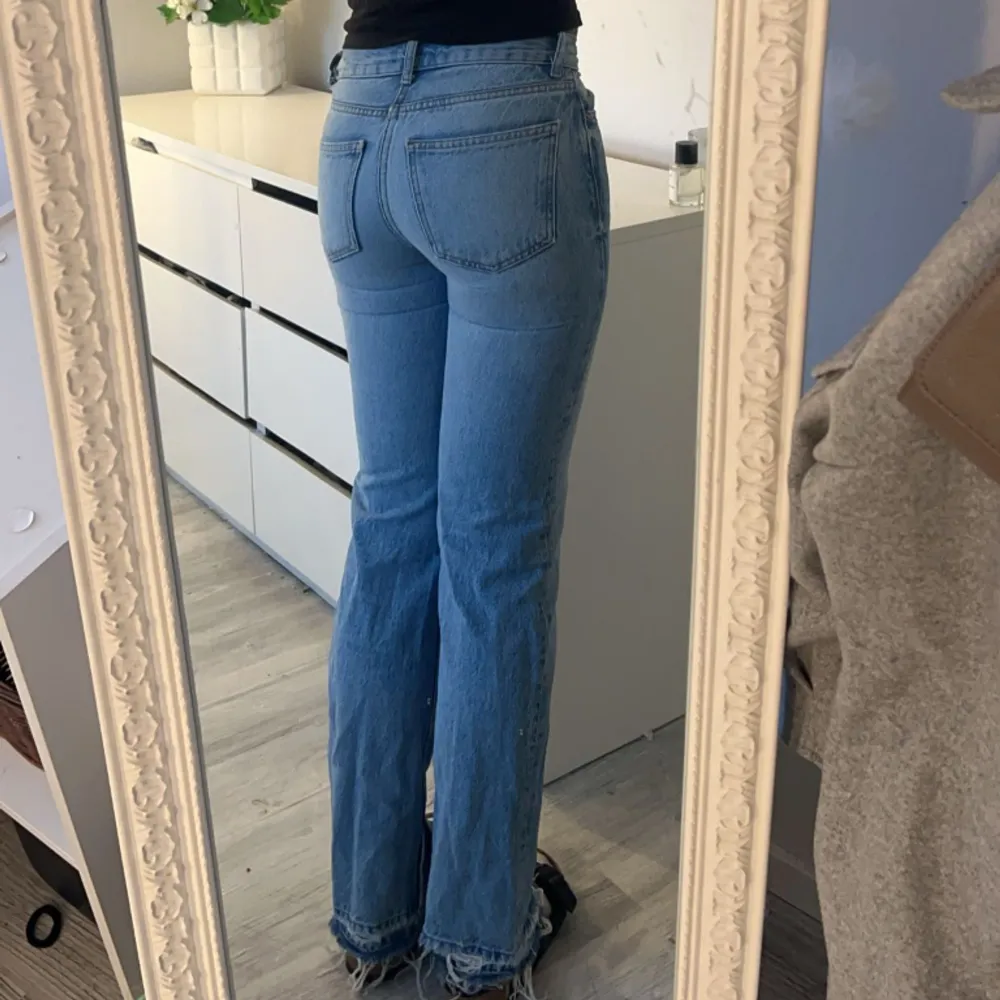 Ja ätten fina blå jeans med ett hål från Gina som tyvärr är lite för små för mig i midjan men är så fina💕. Jeans & Byxor.