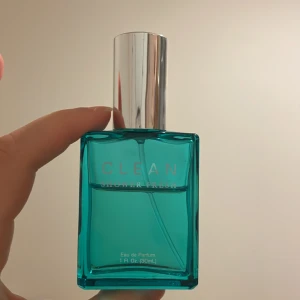 Parfym CLEAN - CLEAN shower fresh. Nypris 525 kr på LYKO. Flaskan är 30 ml och jag har använt 1/3 av parfymen.  Den har en doft av citrusfrukter🥰