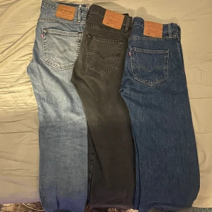 Levis 501 - Jag säljer nu mina 3 par Levis jeans då dem inte längre kommer till användning. 2 av paren är 501 de gråa/svarta och mörkblåa sedan det ljusblåa paret är 502, de blåa Jeansen är stl 30/30 och de gråa/svarta är stl 30/32 styckpris: 400 paketpris: 1000