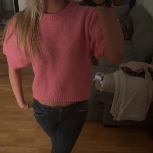 Kortärmad stickad tröja - Säljer denna jätte fina stickade tröja från zara, väldigt fin färg!!! Bara att trycka köp nu😃