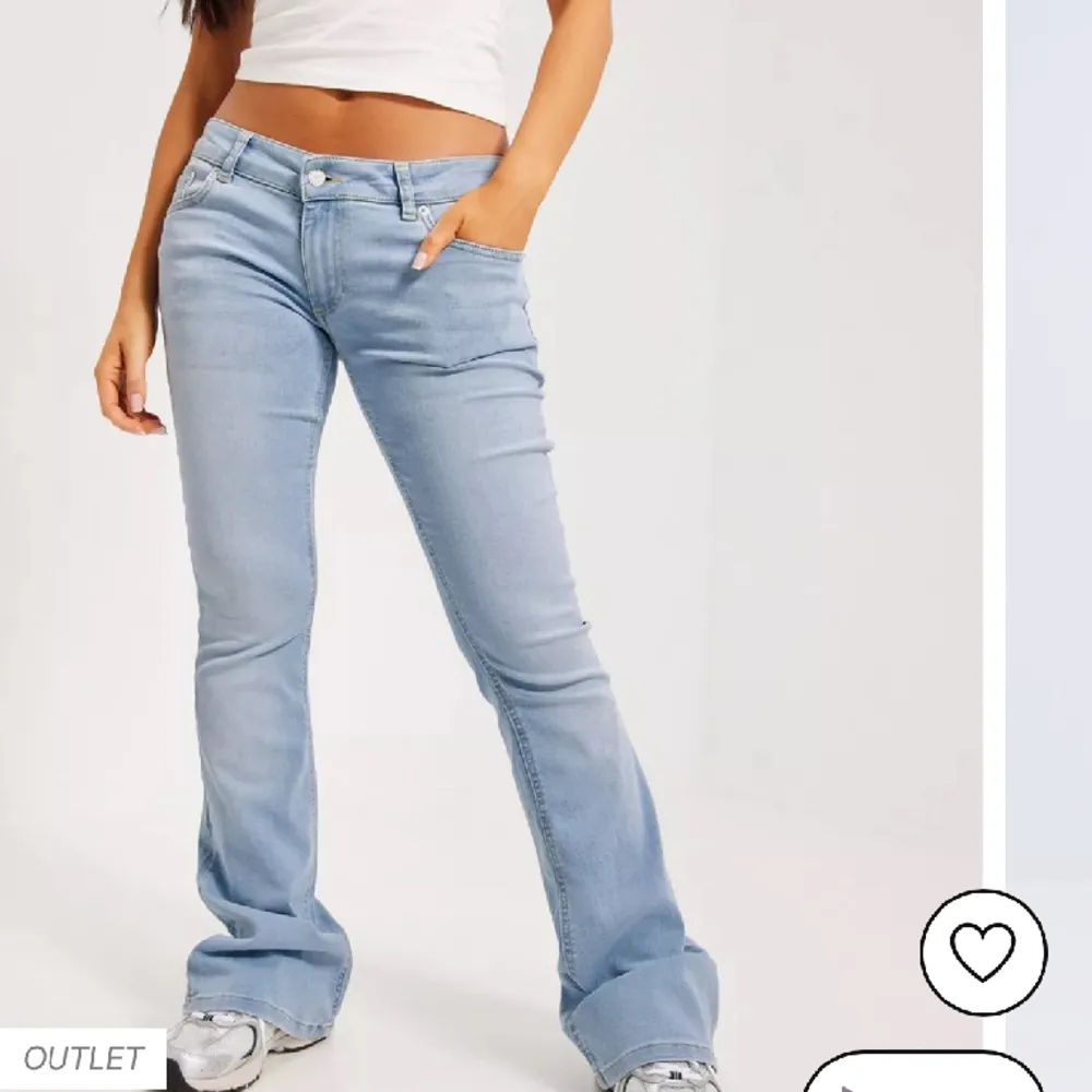 Dessa skitsnygga low waist jeans från Nelly! Helt slutsålda, strl 34 men jätte stretchiga så passar mig med 36. Insydda 2cm i midjan och 2 cm på längden💕budgivning, många intresserade💕. Jeans & Byxor.