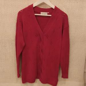 Rosa vacker stickad tröja i fint skick. Material 100% Bomull. Mått från ärmhåla till ärmhåla 49 cm x 2. Längd från axeln till nederkanten 73 cm.