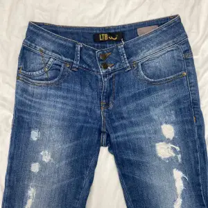 säljer dess ltb jeans med hål och två knappar på framsidan💖är gammalt modell som inte säljs längre💞