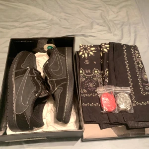 Jordan 1 x Travis Scott ”Black Phantom” 44 - Storlek 44 Alla tags, box och extra skosnören ingår 