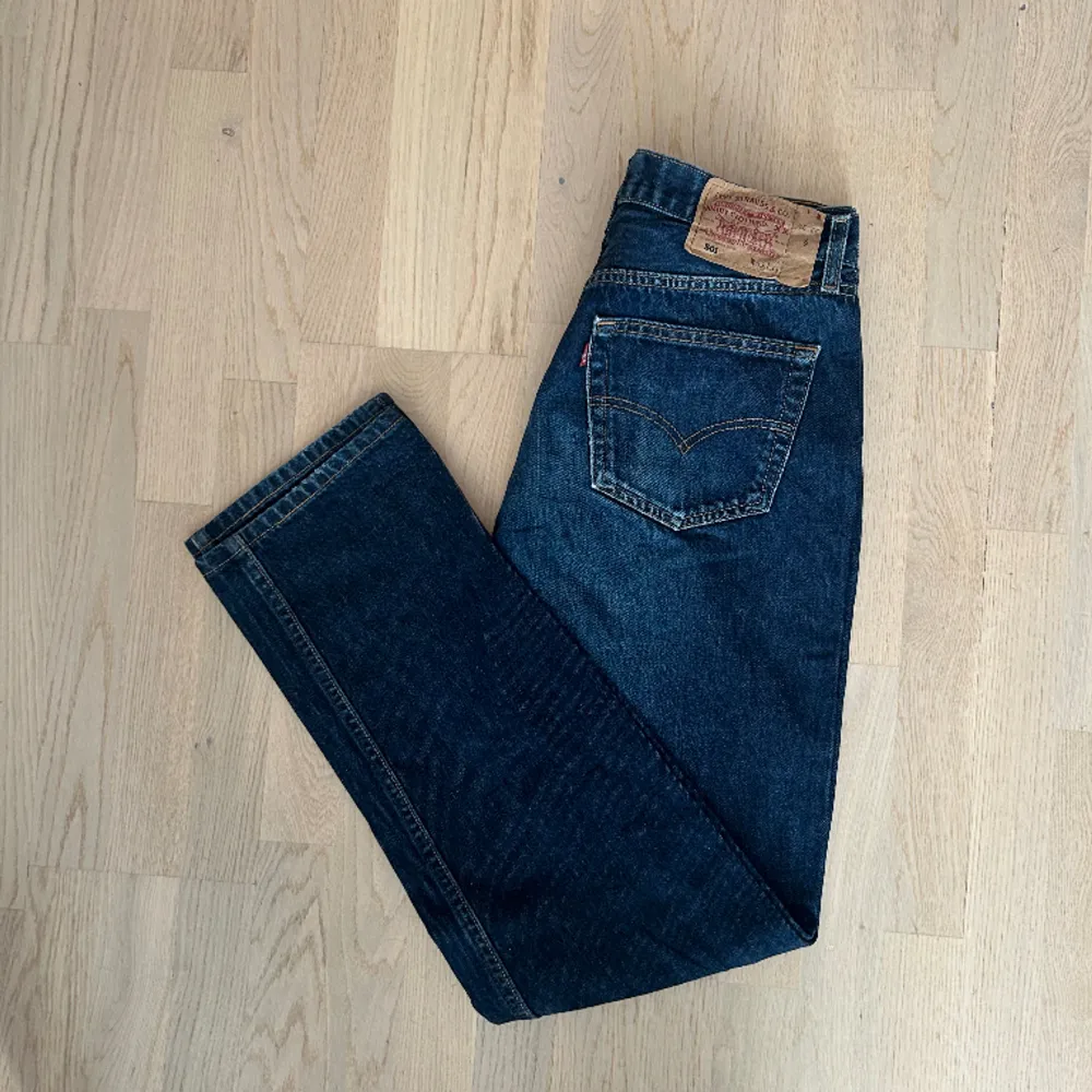 Snygga raka Levis jeans som har en mörkblå vintage tvätt. De passar både män och kvinnor, är i superfint skick och storlek W33 L34. Jeans & Byxor.
