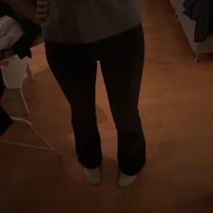 ZARA BOOTCUT JEANS - Supersnygga bootcut jeans från zara, uppsprättade längst ner så passar upp till ungefär 180 långa❤️ skriv för fler bilder, ( jeansen är gråa)