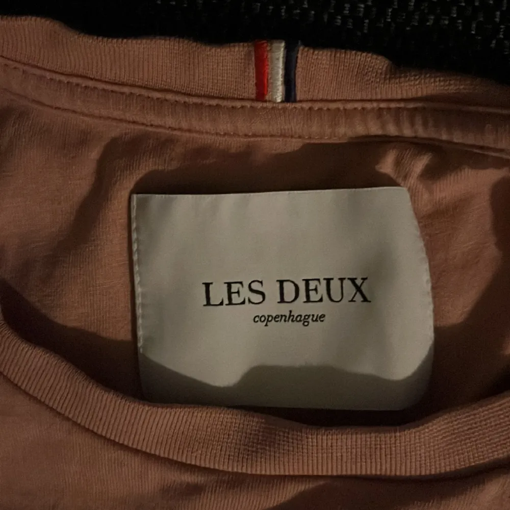 En stilren t shirt från Les Deux. Aldrig använd, skick 10/10. Nypris 600kr. T-shirts.