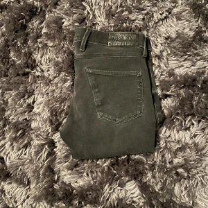 Replay Anbass - Sjukt snygga Replay jeans i den eftertraktade modellen Anbass. Sparsamt använda, väldigt fina. Nypris ca 1600kr Vid frågor eller funderingar är det bara att ni hör av er mvh 184Closet!