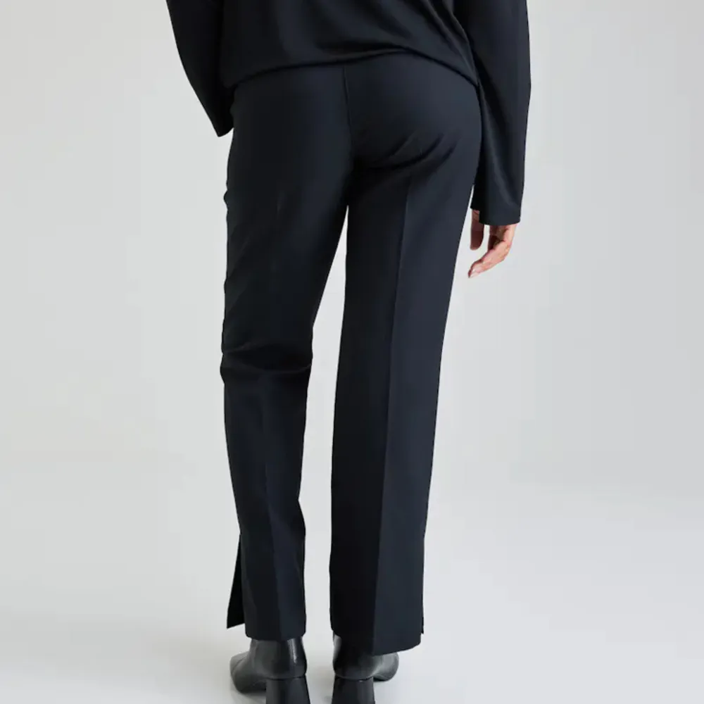 Low waist kostymbyxor från bik bok i modellen Vera💕 är splittade längst ner men går lätt att sy ihop om man vill det💖 jättefint skick och inga defekter . Jeans & Byxor.