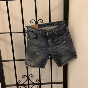 Dondup shorts - Ritkigt schyssta dondup shorts, perfekta till sommaren Väldigt fint skick  Storlek 34 Nypris 2500-3000kr 