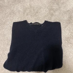 Cashmere tröja - 100% cashmere tröja från saks fifth avenue. Storlek S men sitter som en XS. Använd en gång så mycket fint skick. Nypris är 3700