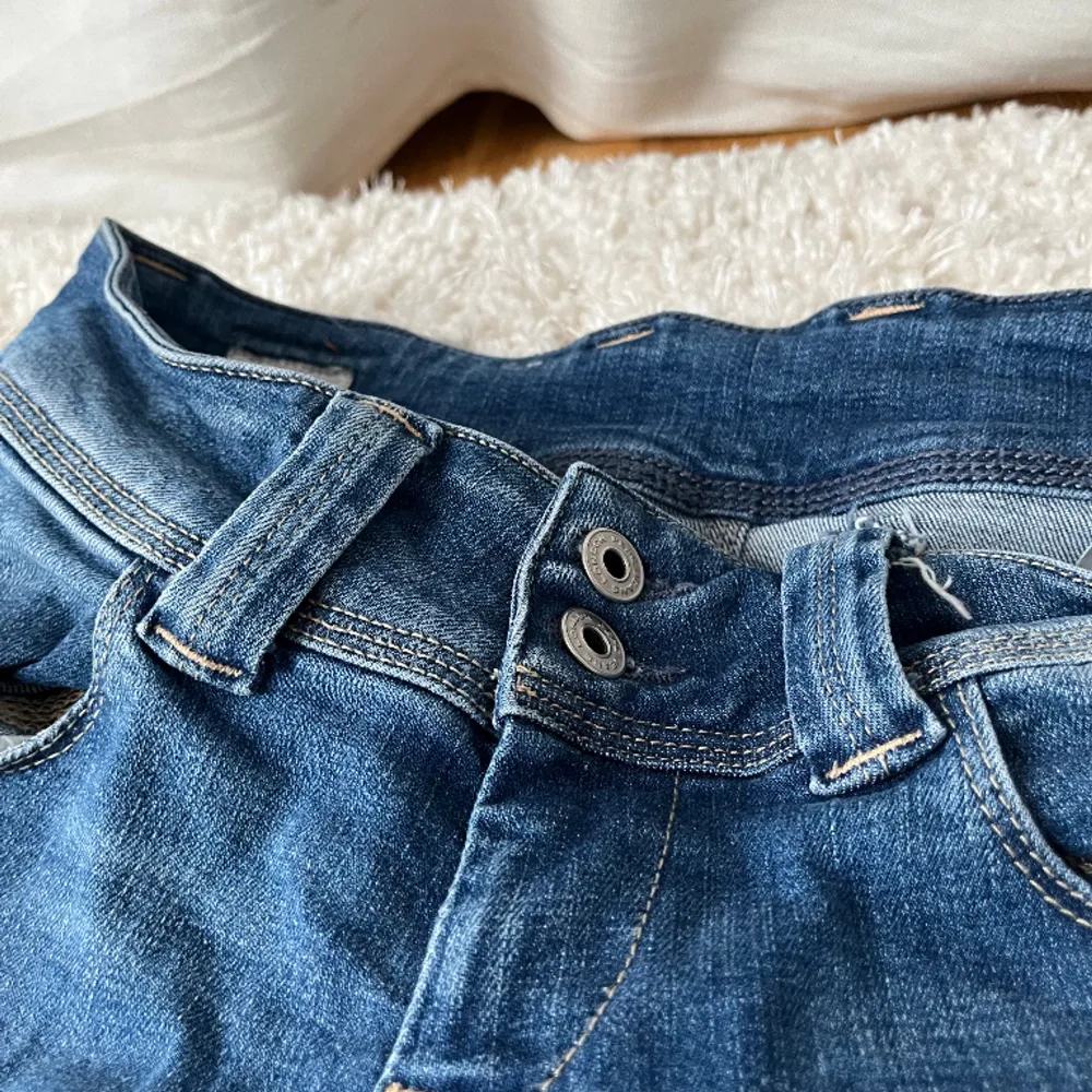 Jag ska sälja mina fina Pepe jeans från Zalando. De är inte till användning då jag har andra jeans som jag använder mest! As snygga och passar med allt! Jag är 1,64 och dom passar perfekt!! 🫰🏼😍. Jeans & Byxor.