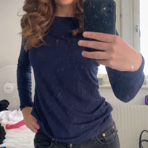 Intimissimi tröja  - Säljer min mörkblåa Intimissimi tröja i storlek S💗ser ut som på bilden 