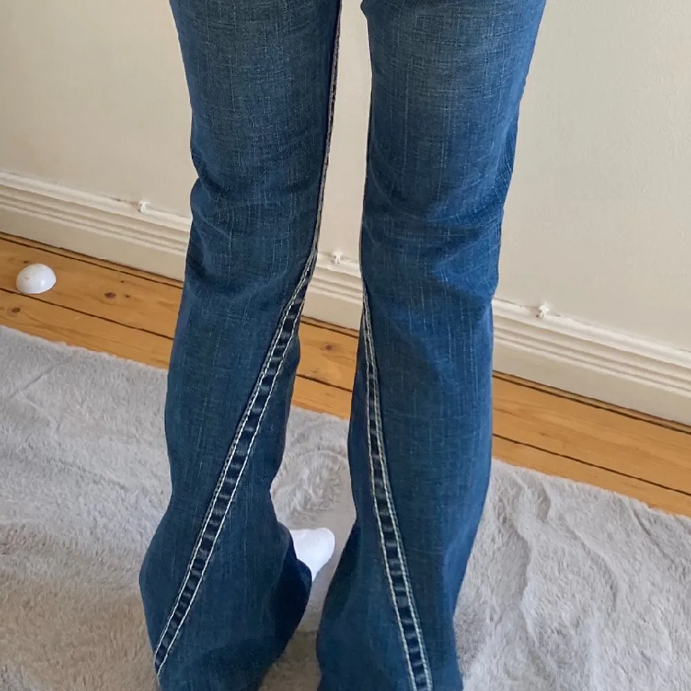 Intressekoll! Jag kollar intresset på dessa galet snygga true religion jeans som sitter helt perfekt. Dom är köpta i London för 1300, storleken är 25 men passar även 26,27 skulle jag säga💓Jag är absolut inte säker på att sälja så kom me prisförslag!💓. Jeans & Byxor.