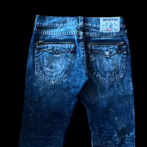 True Religion Jeans  - Storlek 34  - Fin wash  - Bra kondition  - Single Needle Stitch  - Fickor har flaps