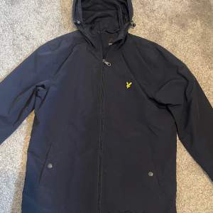 En knappt använd Lyle & scott jacka | Den är i storlek M | Jag köpte den för 800kr och bara använt några gånger | Säljer för att den ej passar längre | Vid mista lilla fundering är de bara att skriva🙂