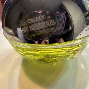 DKNY parfym , Testad 1 tillfälle 50 ml  - Jättefin bevarad DKNY parfym 50 ml , Testad 1 tillfälle . Finns i Åmål kan skickas. 