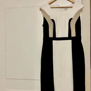  Calvin Klein Klänning, 8  - Calvin Klein Klänning, stlk. 8/ M. Använd två gånger på speciellt tillfälle. Skicka ett mejl om önskar flera bilder eller har några funderingar. 