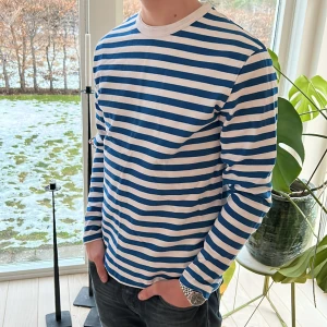 Weekday sommartröja - Riktigt fet tröja inför sommaren. Weekday. Toppen skick knappast använd. Storlek S Kom pm vid frågor.🔥