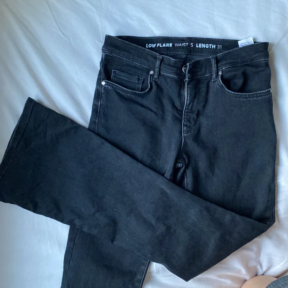 Helt nya svarta jeans från bikbok säljer för att jag inte gillar dom längre men dom är i helt nytt skick LOW WAIST  . Jeans & Byxor.