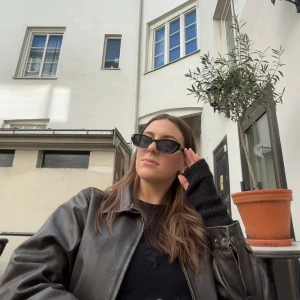 Brun skinnjacka - Snygg fakeskinn jacka! Färgen ser ni bäst på första bilden. Står storlek L men skulle säga att den passar S-M. Materialet är lite sprucket på två ställen som ni ser på sista bilden, men inget som märks.  Så snygg jacka som tyvärr används för sällan