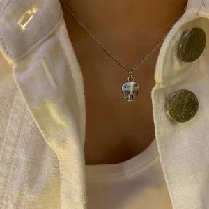 Döskalle halsband - Säljer denna halsband💕 använd fåtal gånger 