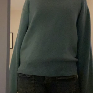 Turkos stickad tröja - Jätte fin stickad tröja från uniqlo, pyttelite nopprig men annars väldigt bra skick❤️