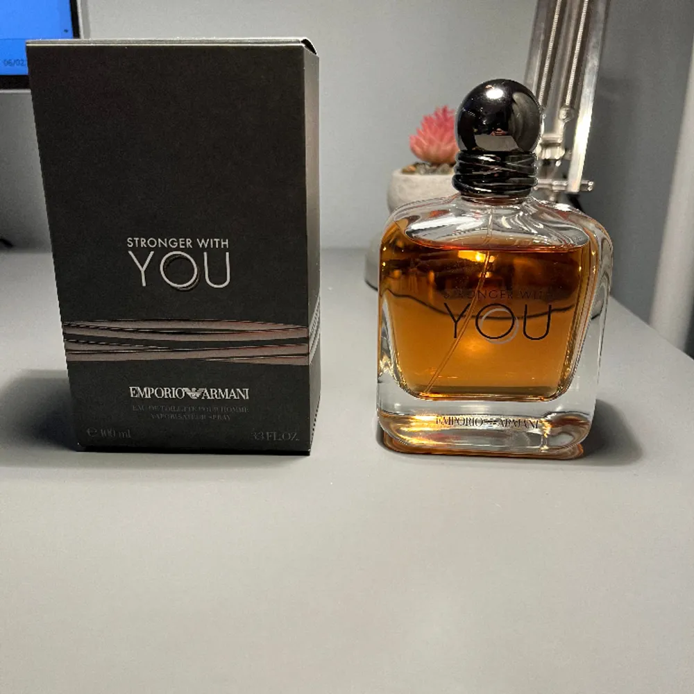 Giorgio Armani Stronger With You edt 100ml, förvarats i mörkt och svalt rum. Endast testad så cirka 98ml kvar. . Övrigt.