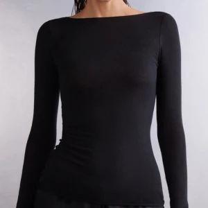 Svart intimissimi tröja - Jätteskön!! Har några hål vid bröstet och på samma plats på andra sidan men det syns inte så mycket. Har över ett synligare hål vid armbågen därav priset❤️ kom privat för fler bilder på hålen❤️ köpt för 569kr